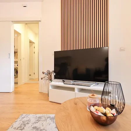 Yvonne Apartment *